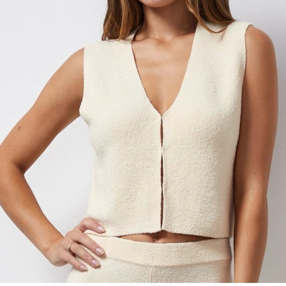 Monrow Cream Sleeveless V-Neck Knit Tunic